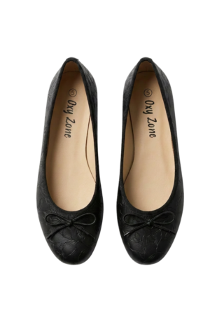Embossed string bow pumps