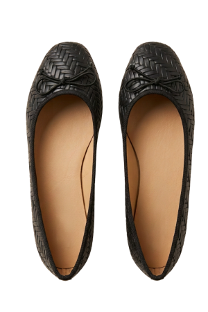 Embossed pumps with elasticated bow